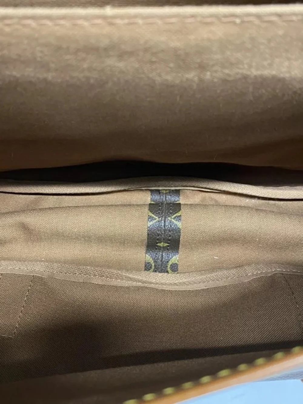 Authentic Louis Vuitton Saumur 43 large messenger crossbody bag